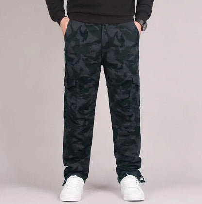Men's trousers with patch pockets and straight cut